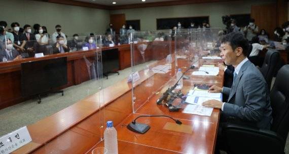 이복현 금감원장이 28일 오후 서울 영등포구 한국금융투자협회에서 열린 '금융투자권역 CEO 간담회'에서 모두발언을 하고 있다. (공동취재사진)