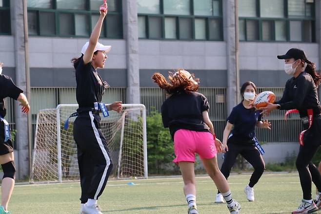 여성 교사들이 ‘원더티처’에서 태그럭비 연수를 받고 있다. 원더티처 제공