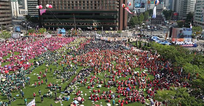 민주노총 조합원들이 2일 오후 서울 시청 앞 서울광장과 세종대로 등에서 전국노동자대회를 하고 있다. 김정효 기자