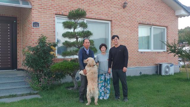 애견과 즐거운 시간을 보내는 황윤환씨 가족. 박상은 기자