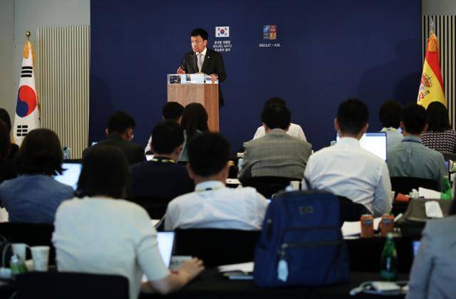 최상목 경제수석이 28일(현지시간) 오후 스페인 마드리드 푸에르타 아메리카 호텔 프레스센터에서 나토정상회의 관련 브리핑을 하고 있다. 대통령실사진기자단