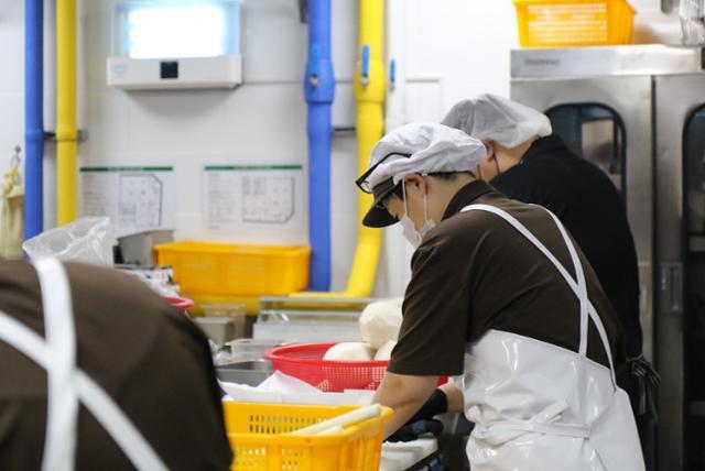 지난달 21일 서울 마포구 소재의 한 급식장 조리실에서 조리사 및 조리원들이 점심 식사 준비를 위해 식재료 전처리 작업을 하고 있다. 이소라 기자