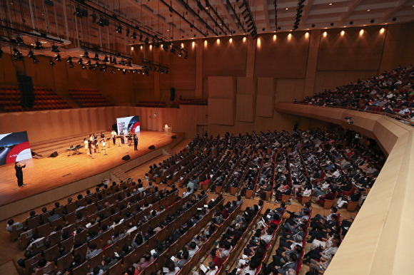 이동환 고양특례시장이 1일 민선 8기 시정을 시작하며 고양아람누리에서 시민에게 포부를 밝히고 있다 [사진=고양시]