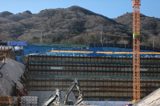 금정산 자락에 있는 LH 양산사송 공공주택지구 조성 공사 현장. 교육문화공간으로 조성될 '경암숲' 진입부도 공공주택 부지에 포함돼 파헤쳐졌다. ［사진 경암교육문화재단］