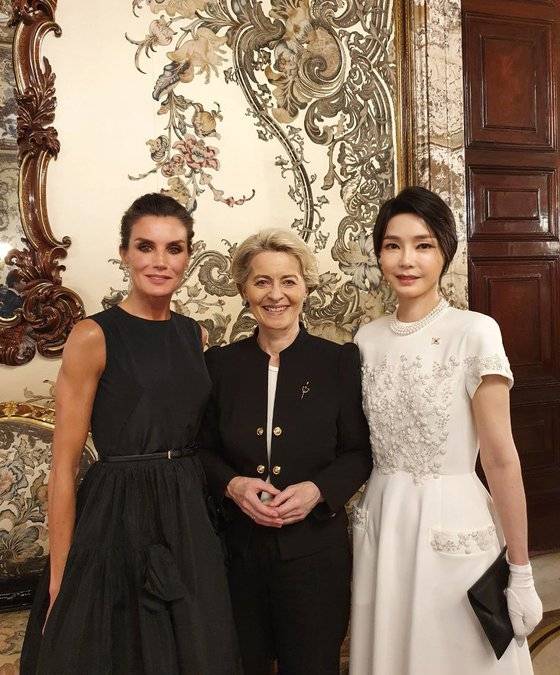 윤석열 대통령 부인 김건희 여사가 28일 오후(현지시간) 스페인 마드리드 왕궁에서 열린 펠리페 6세 국왕 부부 주최 만찬에 참석해 레티시아 스페인 왕비, 라이엔 EU 집행위원장과 기념촬영하고 있다. [사진 대통령실]