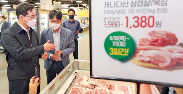정황근 농림축산식품부 장관(왼쪽)이 1일 이마트를 찾아  돼지고기 판매 코너를 둘러보고 있다.  /뉴스1