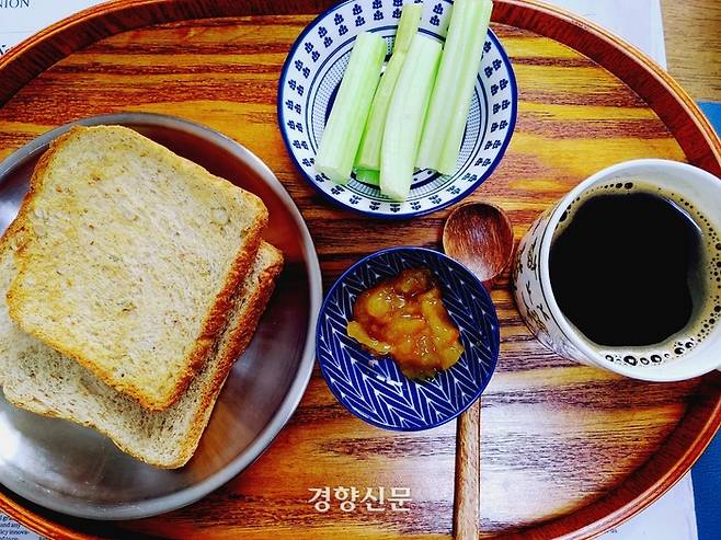 고영님의 아침 식사. 인증 첫날 다듬어 썰어둔 샐러리가 거의 매 끼니 밥상에 올라왔어요.