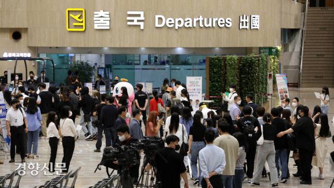 코로나19 여파로 중단됐던 김포 국제선 운항이 2년3개월 만에 재개된 29일 김포공항 국제선 출국장이 일본 하네다행 항공기 이용객들과 한국공항공사 관계자들로 붐비고 있다. 김창길기자