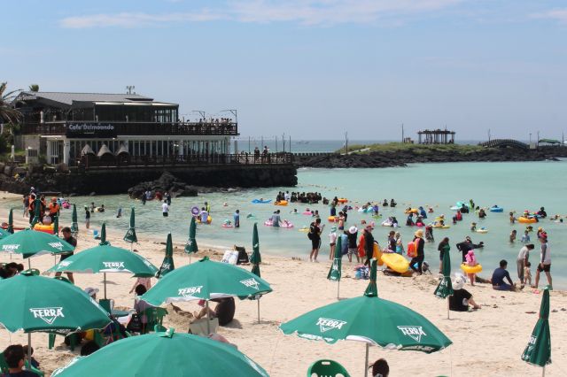 제주지역 해수욕장이 개장한 뒤 첫 주말을 맞은 2일 오후 제주 함덕해수욕장에서 피서객들이 물놀이를 즐기고 있다. 뉴시스