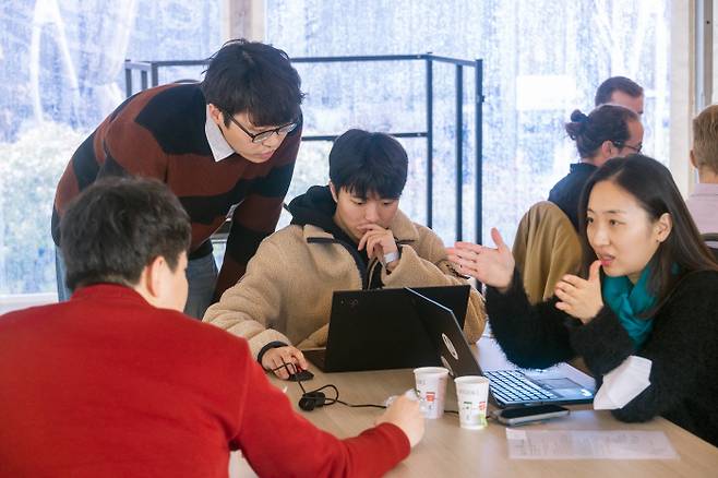 한국의 CVA팀이 제3회 농업인공지능경진대회 예선에서 주어진 과제에 대한 수행 전략을 짜고 있는 모습. [사진 제공 = CVA팀]