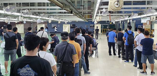 현대차 노조가 4년 만의 파업을 결의했다. 사진은 현대차 노조가 지난해 임단협 잠정합의안에 대한 찬반 투표를 하던 모습. /사진=현대차 노조(뉴스1)