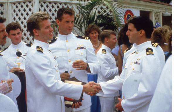 ‘탑건’(1986) 속 아이스맨을 연기한 발 킬머(왼쪽)와 매버릭을 연기한 톰 크루즈(오른쪽)