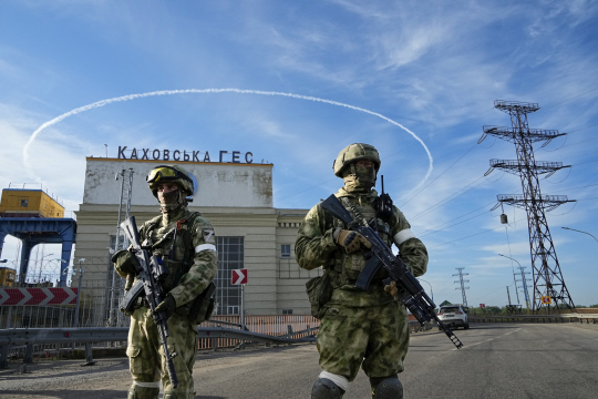 Russia Ukraine War A Week Photo Gallery : 우크라 헤르손주 수력발전소를 지키고 있는 러시아군  AP 뉴시스