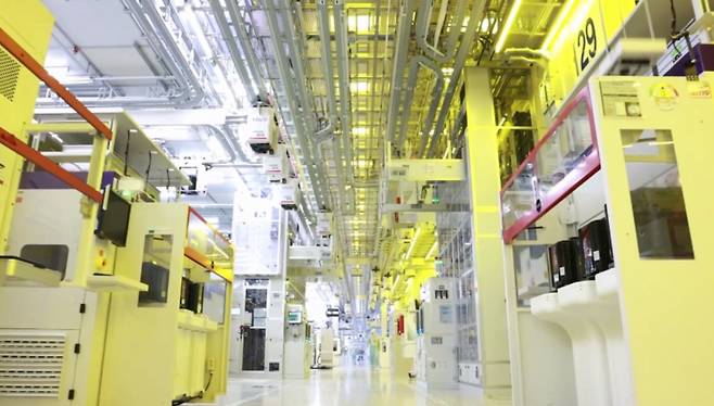 세계 최대의 반도체 생산기지인 삼성전자 평택캠퍼스 내 제조라인 모습[삼성전자 영상 캡처]