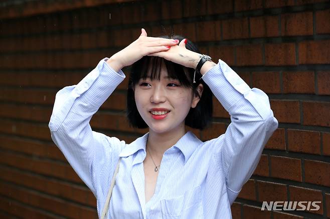 [서울=뉴시스] 박진희 기자 = 소설 '노랜드' 작가 천선란이 지난달 30일 서울 강남구 한 카페에서 뉴시스 인터뷰에 앞서 사진촬영을 하고 있다. 2022.07.02. pak7130@newsis.com