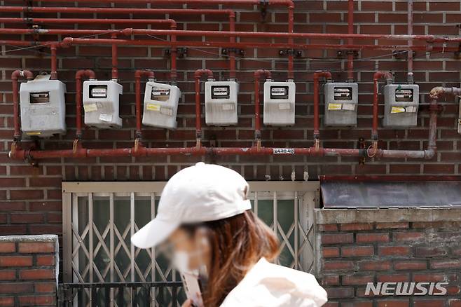 [서울=뉴시스] 조성우 기자 = 4월 소비자물가 상승률이 13년여 만에 최고치를 기록한 가운데 공공요금인 전기·가스 요금이 줄줄이 오르며 서민들의 가계 부담이 늘어날 것으로 보인다. 도시가스 요금은 지난 1일 8.4% 인상한 데 이어 올 하반기인 7월·10월에도 인상이 예정돼 있다. 전기 요금도 10월 추가 인상이 계획되어 있다. 6일 오후 서울 시내 한 주택가에 가스계량기가 설치돼 있다. 2022.05.06. xconfind@newsis.com