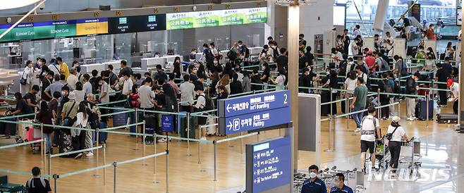 [인천공항=뉴시스] 정병혁 기자 = 지난달 27일 오후 인천국제공항 제1여객터미널 출국장을 찾은 여행객들이 탑승수속을 기다리고 있다. 2022.06.27. jhope@newsis.com