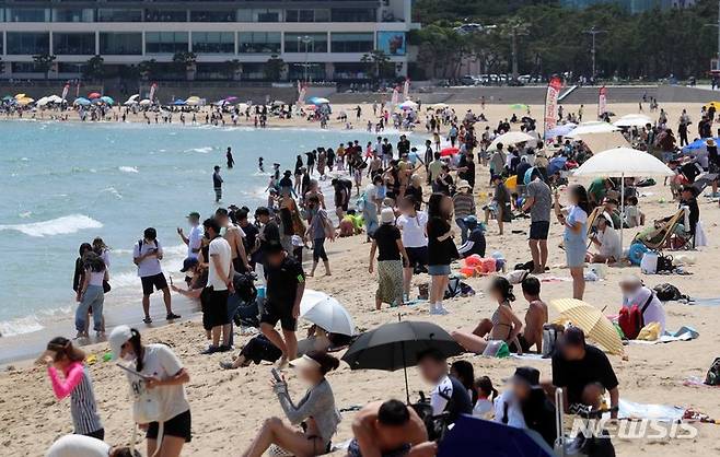 [부산=뉴시스] 하경민 기자 = 전국에 무더위가 덮친 19일 부산 해운대구 해운대해수욕장을 찾은 시민과 관광객들이 물놀이를 즐기고 있다. 2022.06.19. yulnetphoto@newsis.com