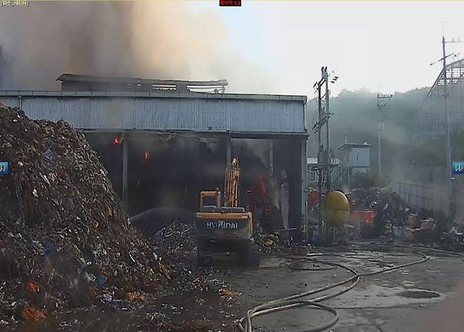 성주 폐기물재활용센터 불 (사진=경북도소방본부 제공) *재판매 및 DB 금지