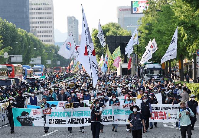 2일 서울 중구 서울시청 앞 광장과 세종대로 일대에서 열린 2022 민주노총 전국노동자대회 참가자들이 대통령 집무실 근처인 삼각지역까지 행진하고 있다. 연합뉴스