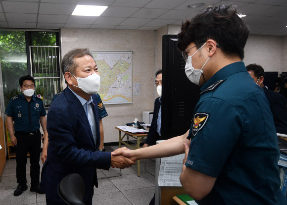 경찰관과 인사 나누는 이상민 행안부 장관 - 경찰 통제를 주도적으로 추진 중인 이상민 행정안전부 장관이 1일 오후 서울 마포구 서울경찰청 마포경찰서 홍익지구대에서 경찰관과 인사를 나누고 있다. 2022.7.1 [공동취재] 연합뉴스