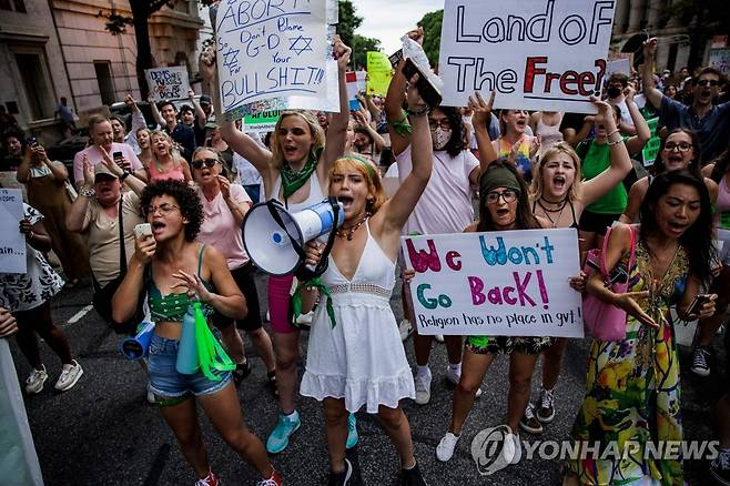 낙태권 폐기 반대 시위 벌이는 미 워싱턴DC 시위대 (워싱턴 AFP=연합뉴스) 미국 연방대법원의 낙태권 폐기 결정 이틀 후인 지난 26일(현지시간) 낙태권 옹호론자들이 수도 워싱턴DC에서 구호를 외치며 시위를 벌이고 있다. 미국 연방대법원은 지난 24일 임신 6개월 이전까지 여성의 낙태를 헌법상 권리로 인정한 '로 대(對) 웨이드' 판결을 49년 만에 공식 폐기했다. 2022.6.27 leekm@yna.co.kr