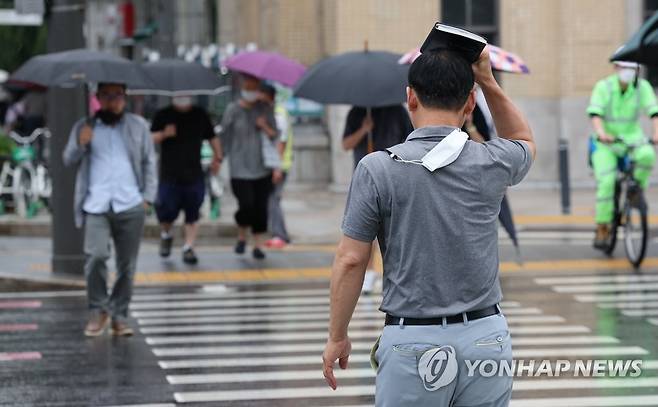 중부지방 중심으로 내리는 장맛비 (서울=연합뉴스) 김인철 기자 = 이번 주 내내 장맛비가 내릴 것으로 예보된 27일 오후 서울 시내의 거리에 비가 내리고 있다. 2022.6.27 yatoya@yna.co.kr