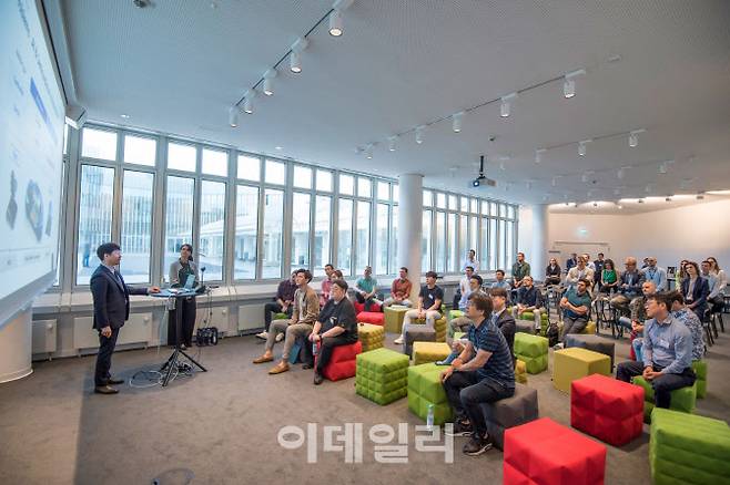 BMW FIZ Center(연구혁신센터)에서 참가 스타트업이 BMW 직원을 대상으로 피칭을 진행하고 있다.