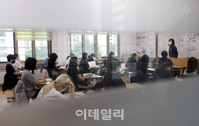2022년 6월 전국연합학력평가날인 지난달 9일 서울 영등포구 여의도여자고등학교에서 학생들이 시험 준비를 하고 있다.(사진=뉴시스)