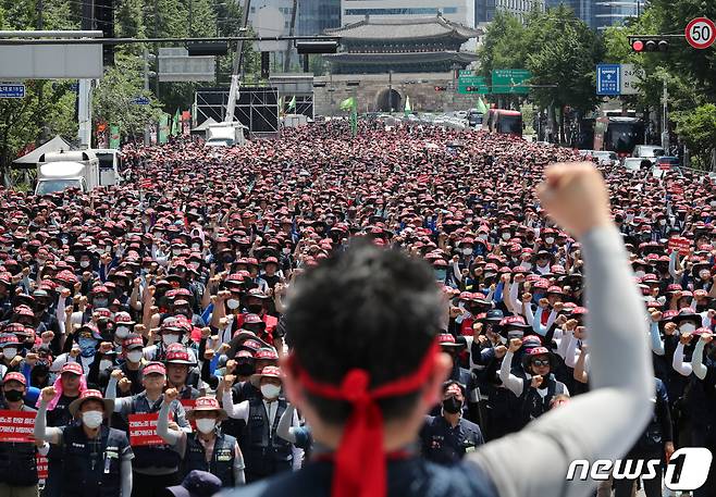 전국민주노동조합총연맹(민주노총) 소속 조합원들이 2일 오후 서울광장과 숭례문 일대에서 열린 '7.2전국노동자대회'에서 임금·노동시간 후퇴 저지, 비정규직 철폐, 물가 안정 대책 등을 촉구하고 있다. 2022.7.2/뉴스1 © News1 구윤성 기자