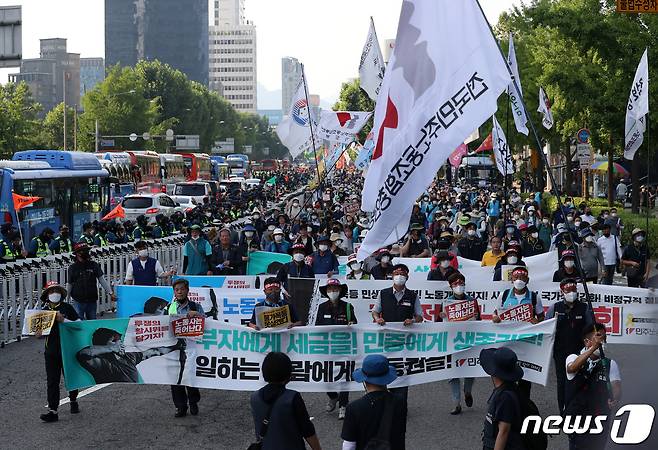 전국민주노동조합총연맹(민주노총) 소속 조합원들이 2일 오후 열린 '7.2전국노동자대회'에서 서울광장을 출발해 대통령집무실이 있는 삼각지역 인근에 도착하고 있다. 2022.7.2/뉴스1 © News1 구윤성 기자