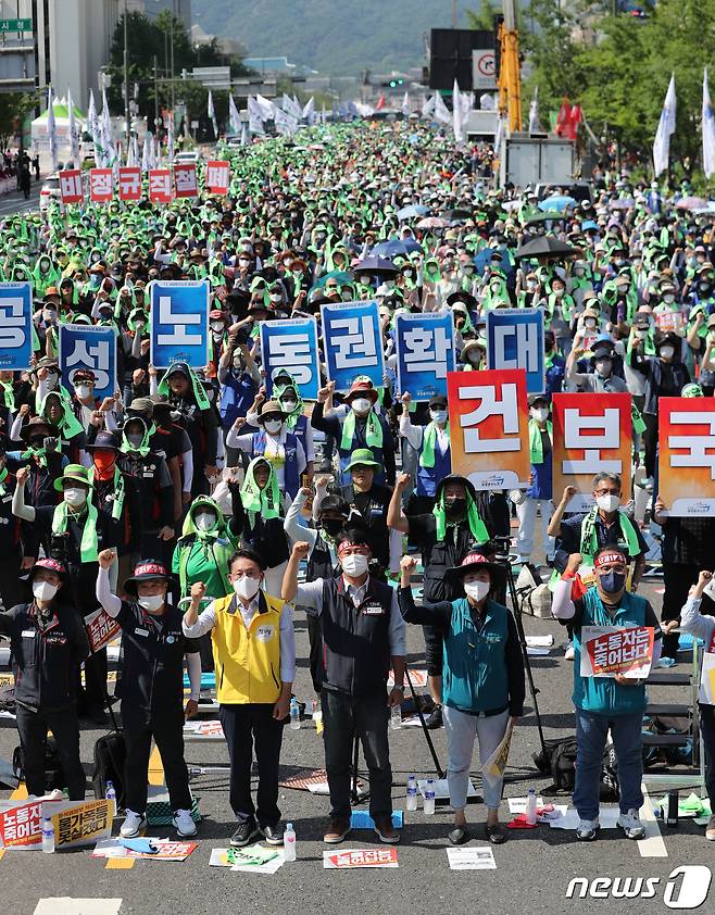 전국민주노동조합총연맹(민주노총) 소속 조합원들이 2일 오후 서울광장과 숭례문 일대에서 열린 '7.2전국노동자대회'에서 임금·노동시간 후퇴 저지, 비정규직 철폐, 물가 안정 대책 등을 촉구하고 있다. 2022.7.2/뉴스1 © News1 구윤성 기자