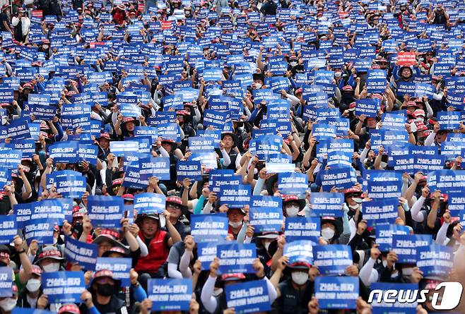 전국민주노동조합총연맹(민주노총) 소속 조합원들이 2일 오후 서울광장과 숭례문 일대에서 열린 '7.2전국노동자대회'에서 임금·노동시간 후퇴 저지, 비정규직 철폐, 물가 안정 대책 등을 촉구하고 있다. 2022.7.2/뉴스1 © News1 구윤성 기자