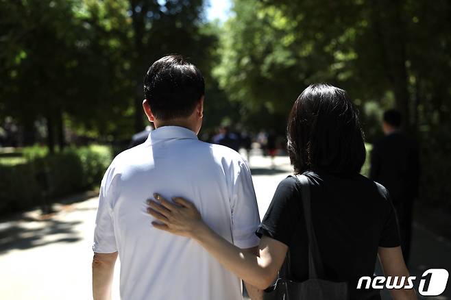 대통령실이 3일 윤석열 대통령과 김건희 여사의 나토(NATO·북대서양조약기구) 정상회의 순방 사진을 추가 공개했다. 사진은 28일 오전(현지시간) 스페인 마드리드 현지 숙소 인근 레티로 공원을 산책하는 윤 대통령 부부의 모습. (대통령실 제공) 2022.7.3/뉴스1 © News1 안은나 기자