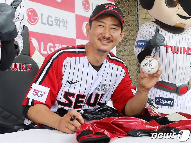 3일 서울 송파구 잠실야구장에서 열린 프로야구 '2022 신한은행 SOL KBO리그' 롯데 자이언츠와 LG 트윈스 경기를 앞두고 이날 은퇴식을 갖는 박용택 해설위원이 사인회에서 사인볼을 들고 환하게 웃고 있다. 2022.7.3/뉴스1 © News1 김진환 기자