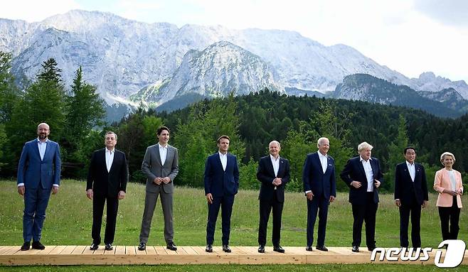 조 바이든 미국 대통령과 보리스 존슨 영국 총리, 기시다 후미오 일본 총리, 마리오 드라기 이탈리아 총리, 쥐스탱 트뤼도 캐나다 총리, 에마뉘엘 마크롱 프랑스 대통령, 올라프 숄츠 독일 총리, 우르줄라 폰데어라이엔 EU 집행위원장, 샤를 미셸 EU 상임의장이 26일(현지시간) 독일 바이에른 알프스 엘마우성에서 열린 G7 정상회의 중 단체 사진을 찍고 있다. © AFP=뉴스1 © News1 우동명 기자