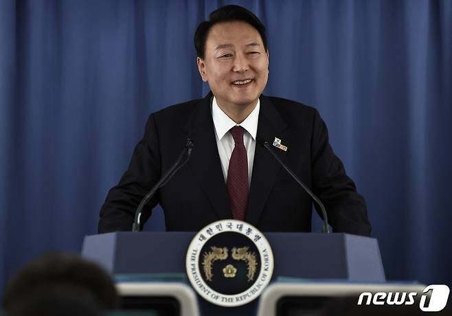 윤석열 대통령이 30일 오후(현지시간) 스페인 마드리드에서 성남 서울공항으로 돌아오는 공군 1호기 기내에서 기자 간담회를 진행하고 있다. (대통령실사진기자단) 2022.7.1/뉴스1 © News1 오대일 기자