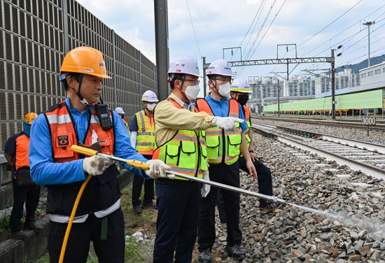 한국철도 나희승 사장(왼쪽 두 번째)이 3일 대전조차장역을 찾아 철로 살수 과정을 살펴보고 있다. 한국철도 제공