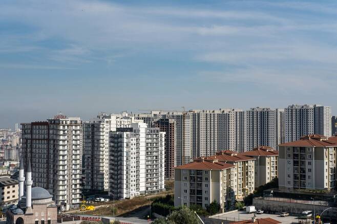 글로벌 부동산 정부 업체 나이트프랭크가 전세계 주요 150개 도시의 주택가격을 조사한 결과 2022년 3월말 기준으로 연간 집값 상승률이 1위를 기록한  터키 이스탄불. 연간 122%가 올랐다/블룸버그
