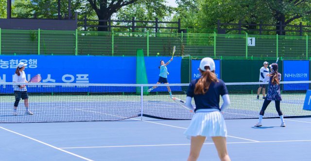 최근 테니스에 대한 관심이 높아지고 있다. NH농협은행 아마추어 테니스오픈에 출전한 2030 여성 출전자들이 복식 경기를 하고 있다. 라이언컴퍼니 제공