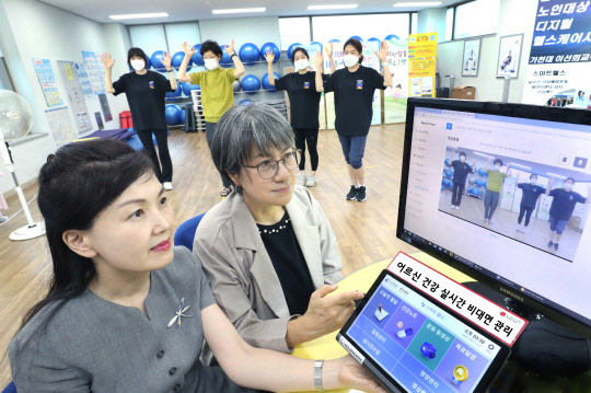 이선희(왼쪽) 가천대 교수, 이영아 LG유플러스 헬스케어 분야 전문위원이 인천 남동구청 관계자들과  스마트 실버케어 앱을 시연하고 있다.    LG유플러스 제공