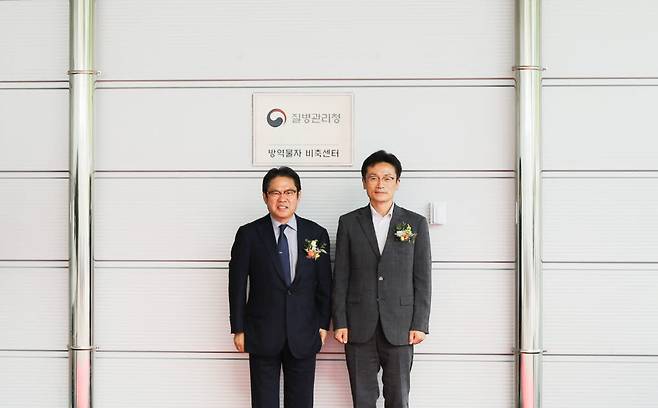 오병진 한컴라이프케어 대표(왼쪽)와 김헌주 질병관리청 차장