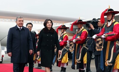 샤브카트 미르지요예프 우즈베키스탄 대통령과 부인 지로아톤이 2017년 11월 22일 서울공항으로 한국에 들어오고 있다. 해외문화홍보원 연합뉴스