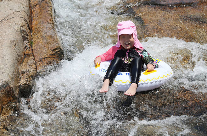 장마 뒤 찾아온 폭염을 맞이한 3일 오후 안양예술공원 계곡을 찾은 어린이가 물놀이를 하며 더위를 식히고 있다. 신소영 기자