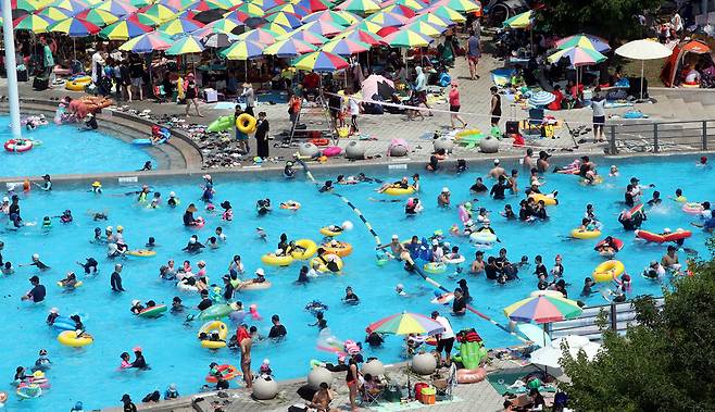 3일 오후 서울 한강뚝섬수영장에서 시민들이 물놀이를 하며 더위를 식히고 있다. 김경호 선임기자