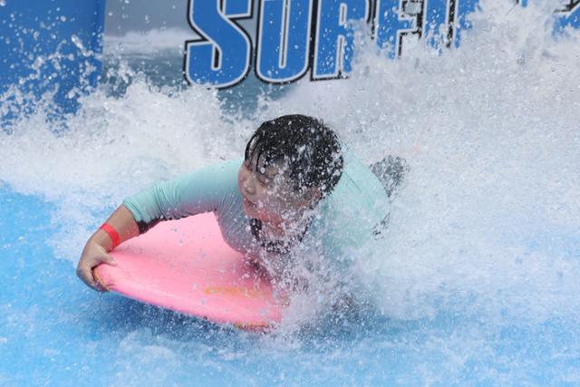 폭염이 찾아온 3일 오후 대구 달서구 테마파크 이월드에서 어린이가 서핑머신에 몸을 맡긴 채 물놀이를 즐기고 있다. 대구=뉴스1