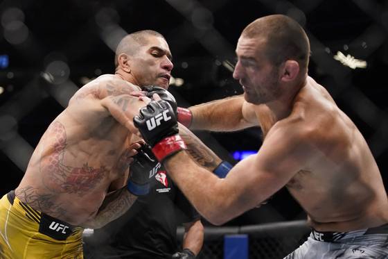 UFC 276 페레이라(왼쪽)가 스트릭랜드(오른쪽)을 1라운드 KO로 꺾었다 (사진=AP연합뉴스)