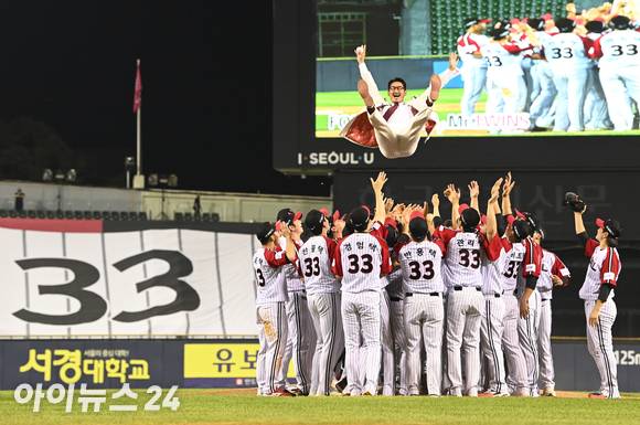 3일 오후 서울 잠실야구장에서 LG 박용택의 마지막 33번을 기념하는 영구결번식이 펼쳐진 가운데 LG 선수들이 박용택을 헹가래 치고 있다. [사진=정소희 기자]