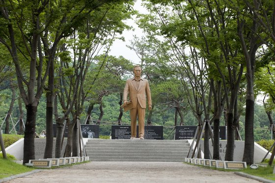 경북 구미 새마을운동테마공원에 있는 박정희 전 대통령 동상. 중앙포토