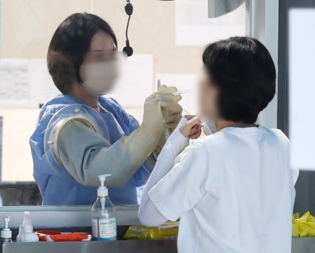3일 오전 서울 용산구보건소 신종 코로나바이러스 감염증(코로나19) 선별진료소에서 의료진이 검체검사를 하고 있다. 사진=뉴스1